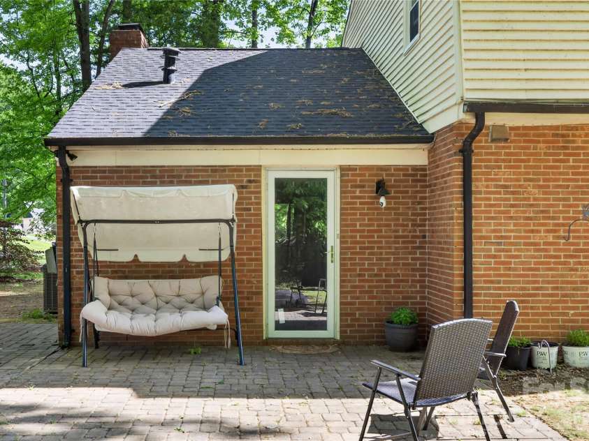 5200 Barrington Drive, Charlotte, NC 28215.  MLS# CAR4369959, YatesRealty ID 17278. 