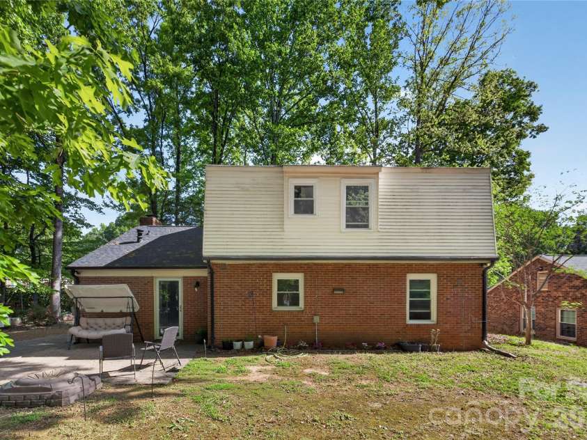 5200 Barrington Drive, Charlotte, NC 28215.  MLS# CAR4369959, YatesRealty ID 17278. 