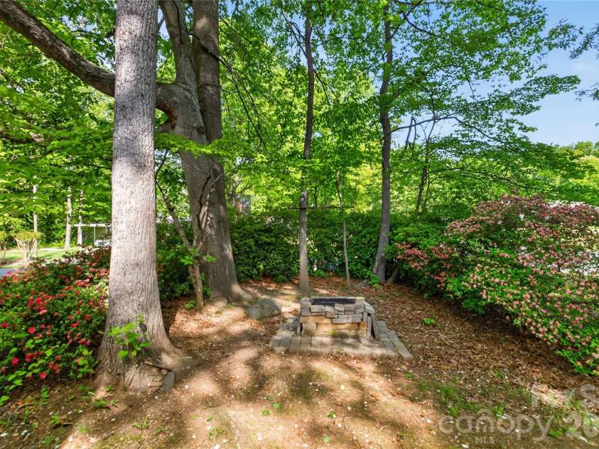 5200 Barrington Drive, Charlotte, NC 28215.  MLS# CAR4369959, YatesRealty ID 17278. 
