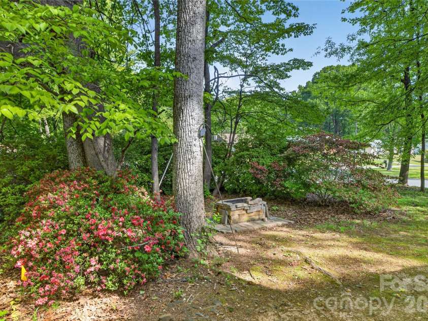 5200 Barrington Drive, Charlotte, NC 28215.  MLS# CAR4369959, YatesRealty ID 17278. 