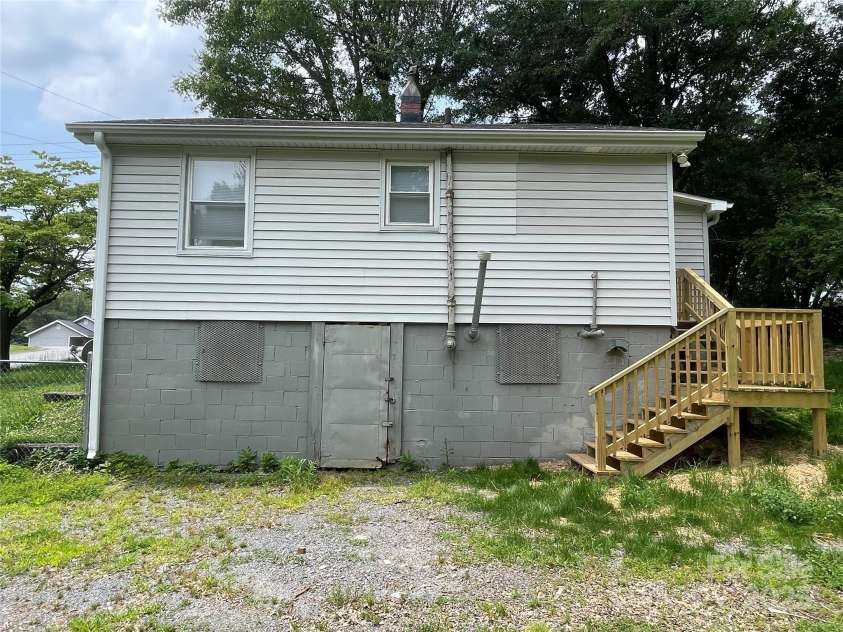 1404 Linwood Road, Gastonia, NC 28052.  MLS# CAR4217873, YatesRealty ID 17281. 