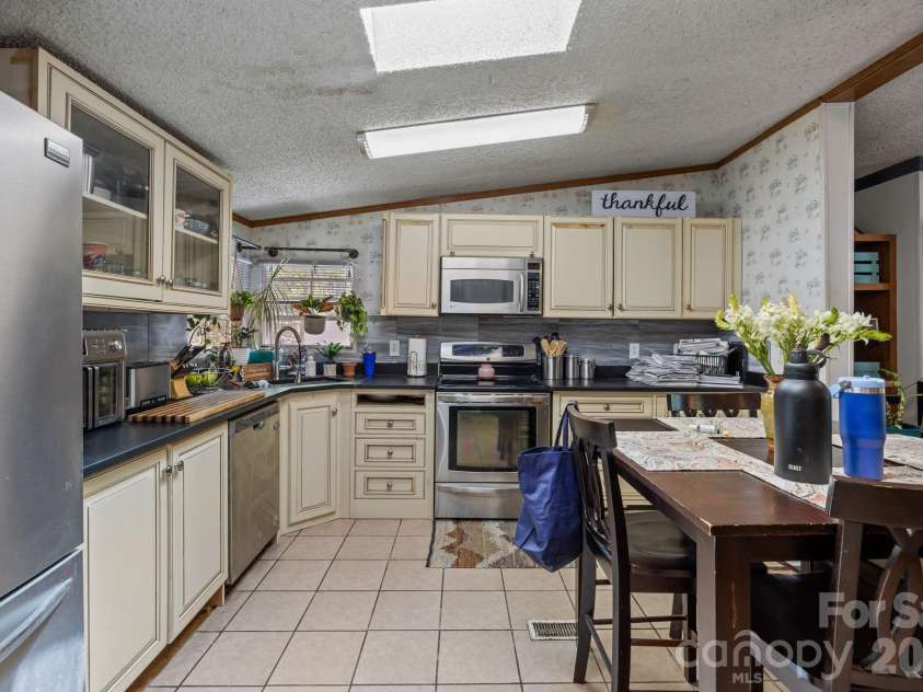 25 Weaver Lane, Black Mountain, NC 28711.  MLS# CAR4374835, YatesRealty ID 17281. 