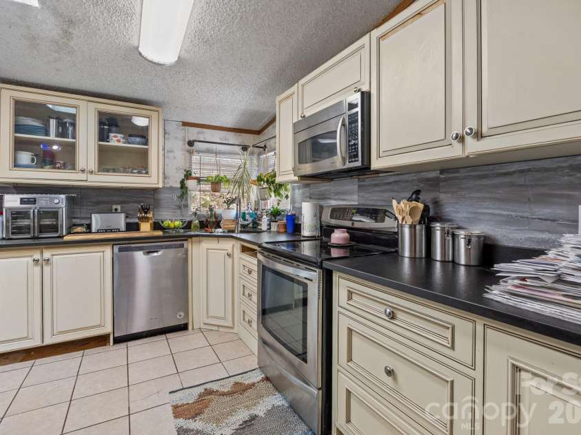 25 Weaver Lane, Black Mountain, NC 28711.  MLS# CAR4374835, YatesRealty ID 17281. 