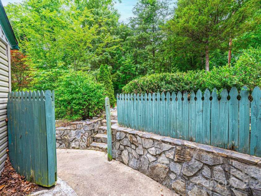 317 Tremont Park Circle, Lenoir, NC 28645.  MLS# CAR4258387, YatesRealty ID 17283. 