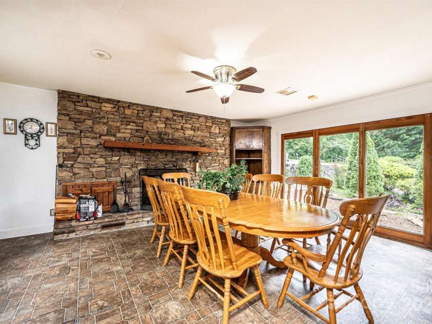 317 Tremont Park Circle, Lenoir, NC 28645.  MLS# CAR4258387, YatesRealty ID 17283. Family dining