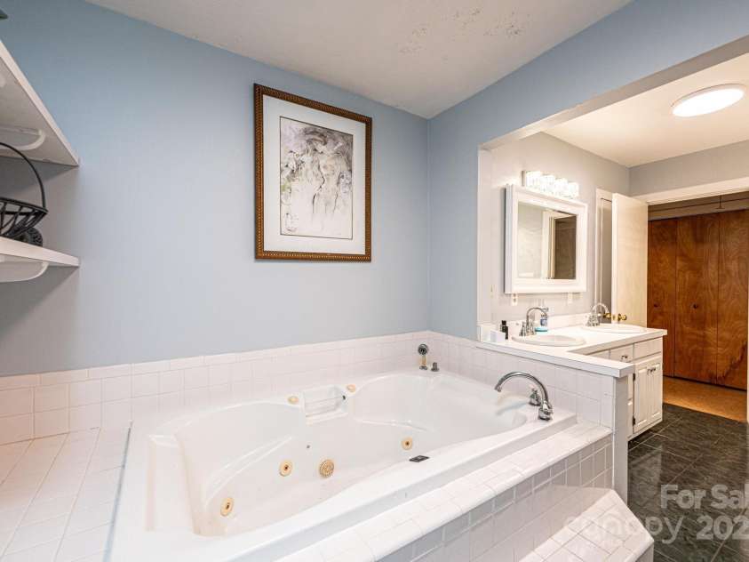 317 Tremont Park Circle, Lenoir, NC 28645.  MLS# CAR4258387, YatesRealty ID 17283. Large jetted tub