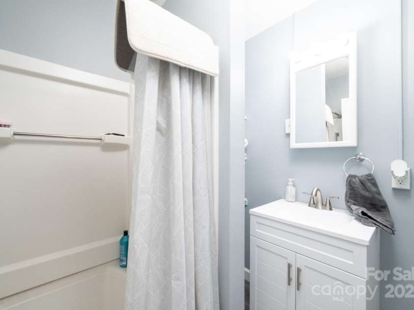 317 Tremont Park Circle, Lenoir, NC 28645.  MLS# CAR4258387, YatesRealty ID 17283. Lower level bath