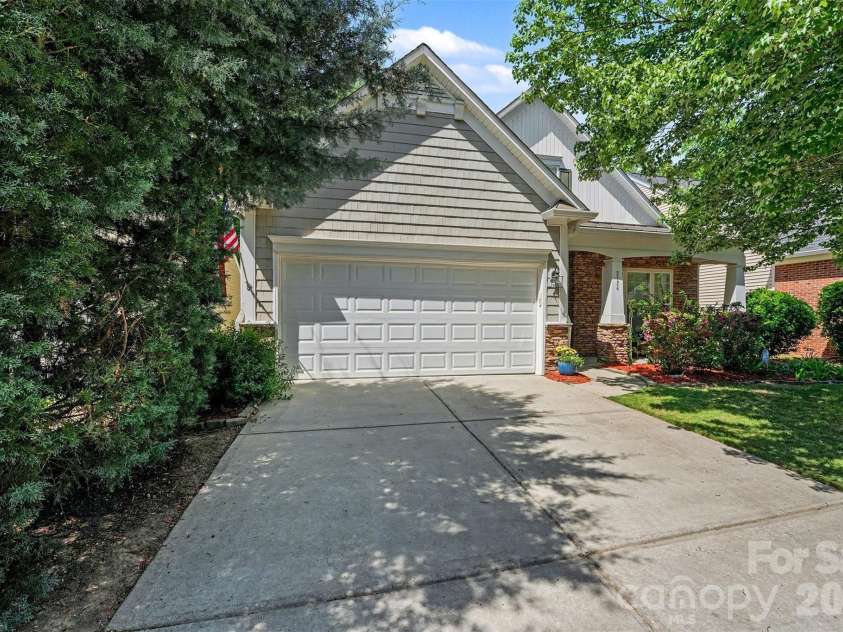 2124 Ashley River Road, Waxhaw, NC 28173.  MLS# CAR4347050, YatesRealty ID 17284. Front Driveway 