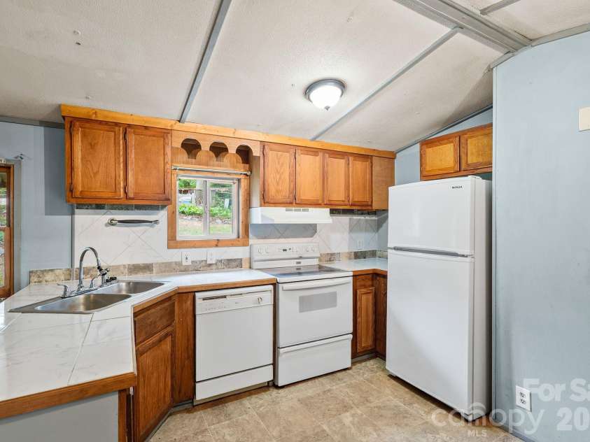 112 Hidden Forest Estate, Candler, NC 28715.  MLS# CAR4371208, YatesRealty ID 17288. Kitchen