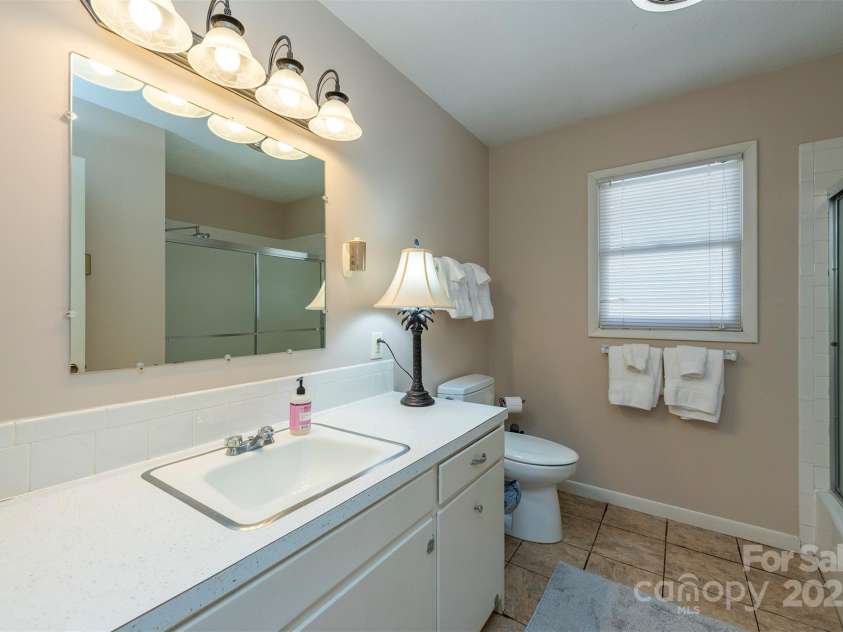 52 Oakhurst Road, Arden, NC 28704.  MLS# CAR4264311, YatesRealty ID 17288. 2nd bathroom