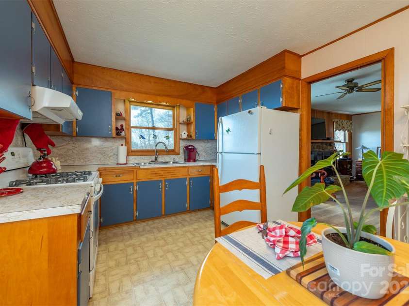 52 Oakhurst Road, Arden, NC 28704.  MLS# CAR4264311, YatesRealty ID 17288. 