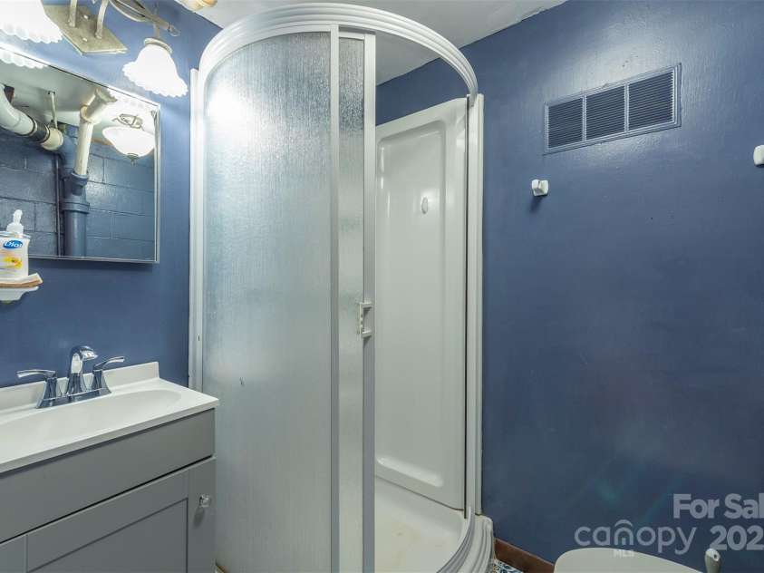 52 Oakhurst Road, Arden, NC 28704.  MLS# CAR4264311, YatesRealty ID 17288. Lower level bath