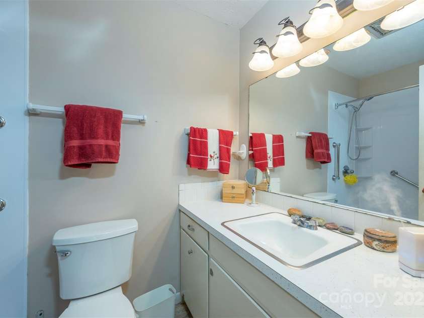 52 Oakhurst Road, Arden, NC 28704.  MLS# CAR4264311, YatesRealty ID 17288. Primary Bathroom