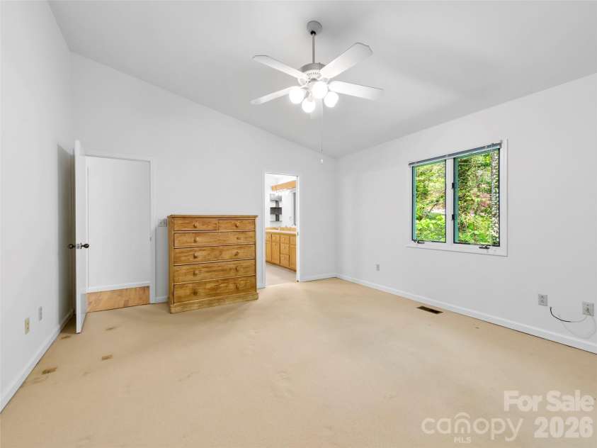 22 Delacy Drive, Hendersonville, NC 28739.  MLS# CAR4375533, YatesRealty ID 17290. 
