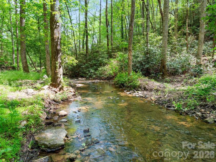 22 Delacy Drive, Hendersonville, NC 28739.  MLS# CAR4375533, YatesRealty ID 17290. 