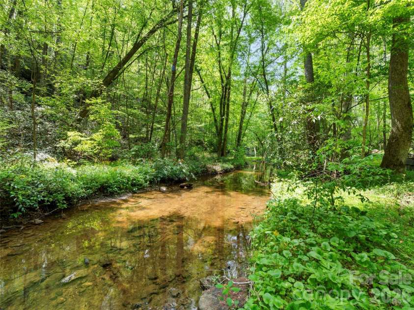 22 Delacy Drive, Hendersonville, NC 28739.  MLS# CAR4375533, YatesRealty ID 17290. 