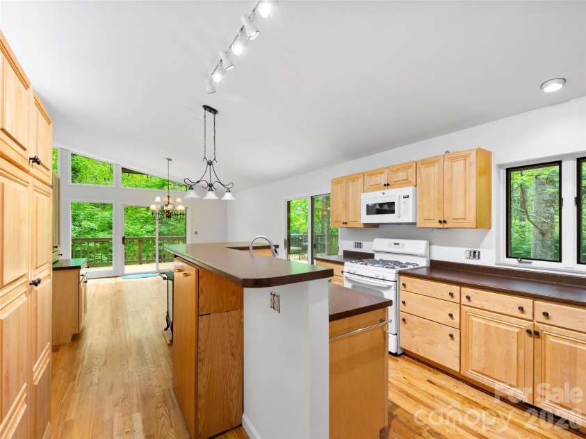 22 Delacy Drive, Hendersonville, NC 28739.  MLS# CAR4375533, YatesRealty ID 17290. Kitchen