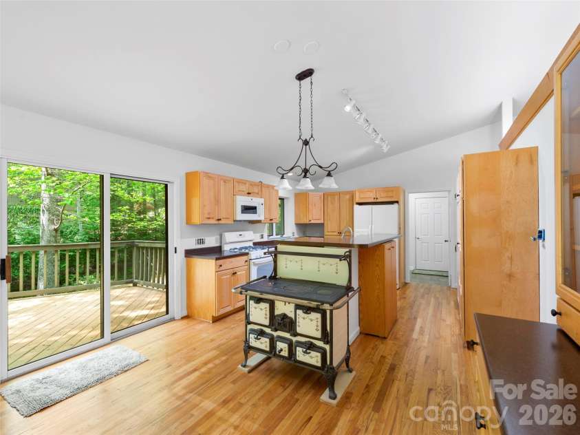 22 Delacy Drive, Hendersonville, NC 28739.  MLS# CAR4375533, YatesRealty ID 17290. Kitchen