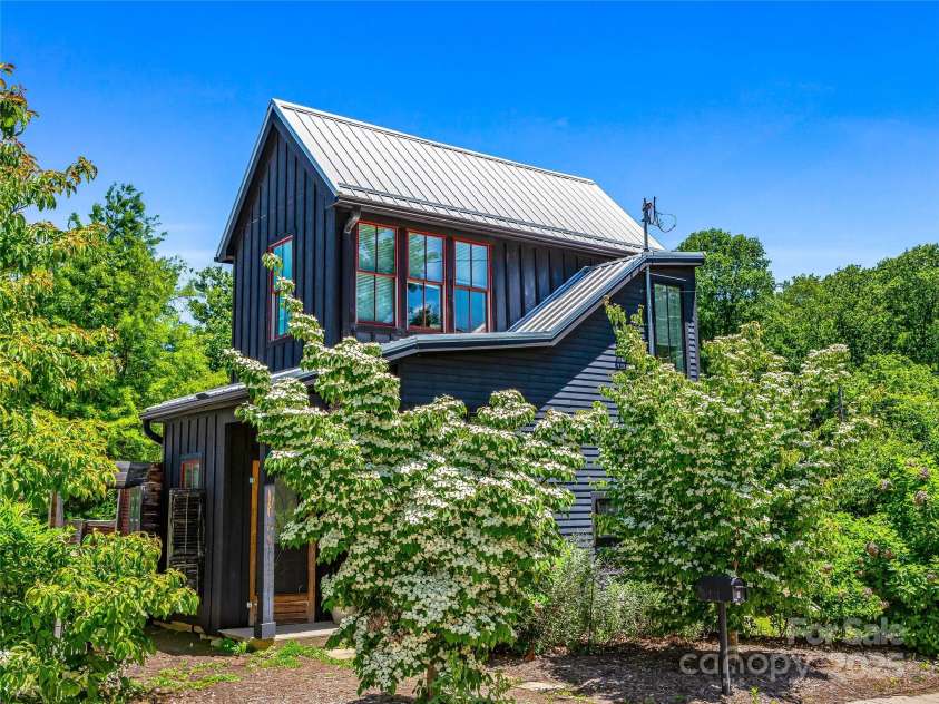 6 Wamboldt Avenue, Asheville, NC 28806.  MLS# CAR4266658, YatesRealty ID 17290. 