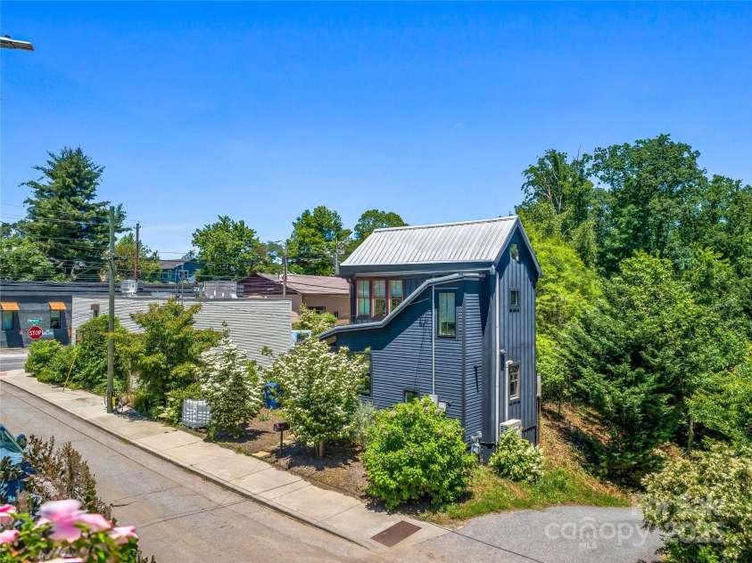 6 Wamboldt Avenue, Asheville, NC 28806.  MLS# CAR4266658, YatesRealty ID 17290. 