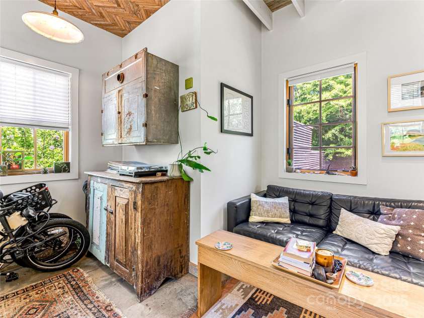 6 Wamboldt Avenue, Asheville, NC 28806.  MLS# CAR4266658, YatesRealty ID 17290. 