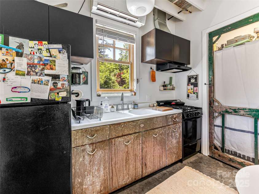 6 Wamboldt Avenue, Asheville, NC 28806.  MLS# CAR4266658, YatesRealty ID 17290. 