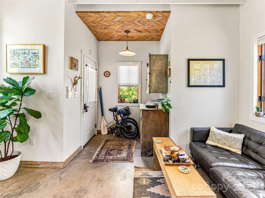 6 Wamboldt Avenue, Asheville, NC 28806.  MLS# CAR4266658, YatesRealty ID 17290. 