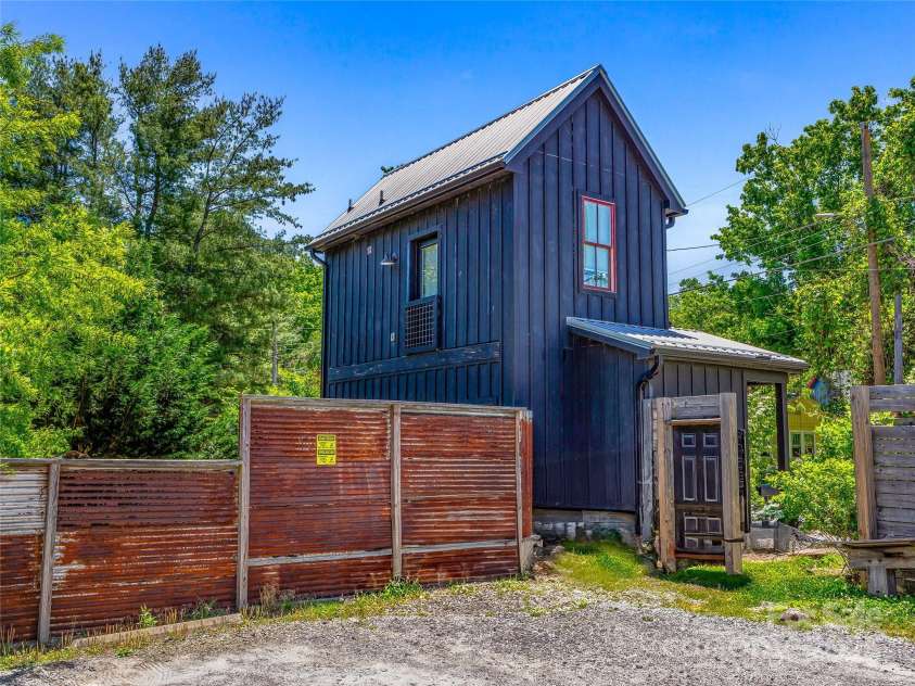 6 Wamboldt Avenue, Asheville, NC 28806.  MLS# CAR4266658, YatesRealty ID 17290. 
