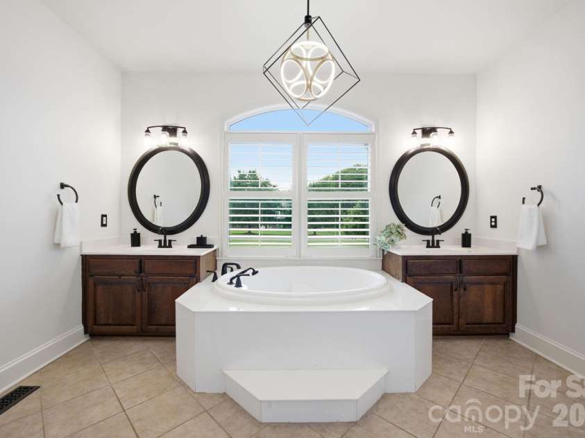 4122 Amarillo Drive, Concord, NC 28027.  MLS# CAR4404191, YatesRealty ID 17291. Primary bath