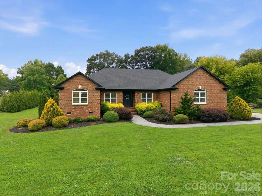 4122 Amarillo Drive, Concord, NC 28027.  MLS# CAR4404191, YatesRealty ID 17291. This will pleasantly surprise you, take a peek