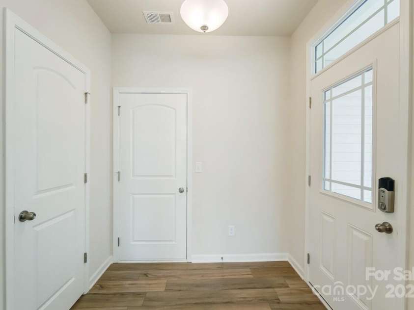 7220 Hodges Meadow Lane, Charlotte, NC 28213.  MLS# CAR4267228, YatesRealty ID 17291. Entrance foyer