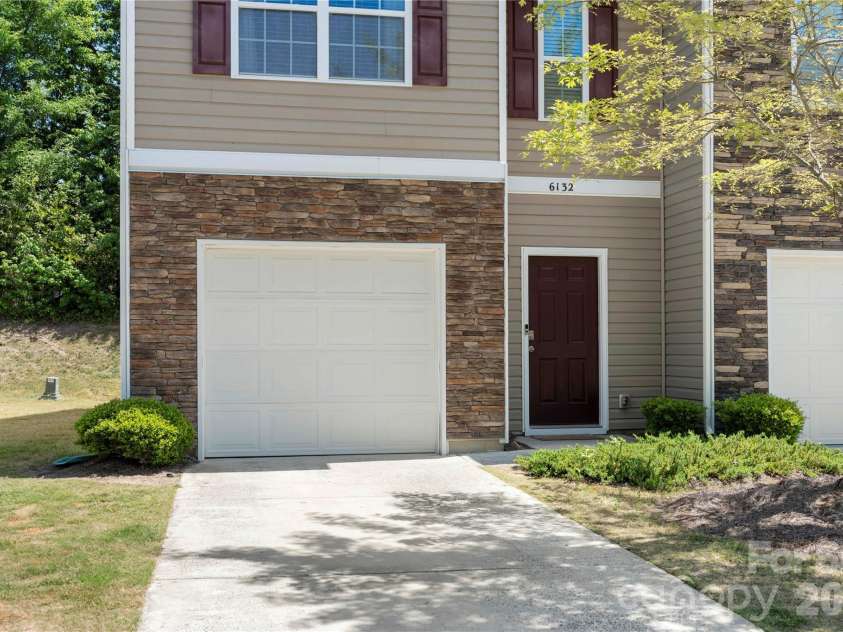 6132 Guildford Hill Lane, Charlotte, NC 28215.  MLS# CAR4373709, YatesRealty ID 17293. 