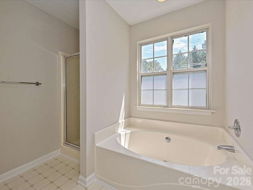 13623 Christian Tyler Court, Charlotte, NC 28278.  MLS# CAR4355131, YatesRealty ID 17295. Primary Bath
