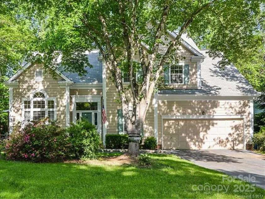 3415 Crescent Knoll Drive, Matthews, NC 28105.  MLS# CAR4267091, YatesRealty ID 17297. 