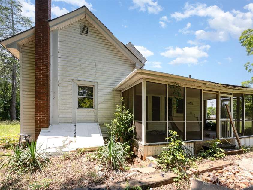 1637 College Avenue, Newton, NC 28658.  MLS# CAR4267245, YatesRealty ID 17301. 