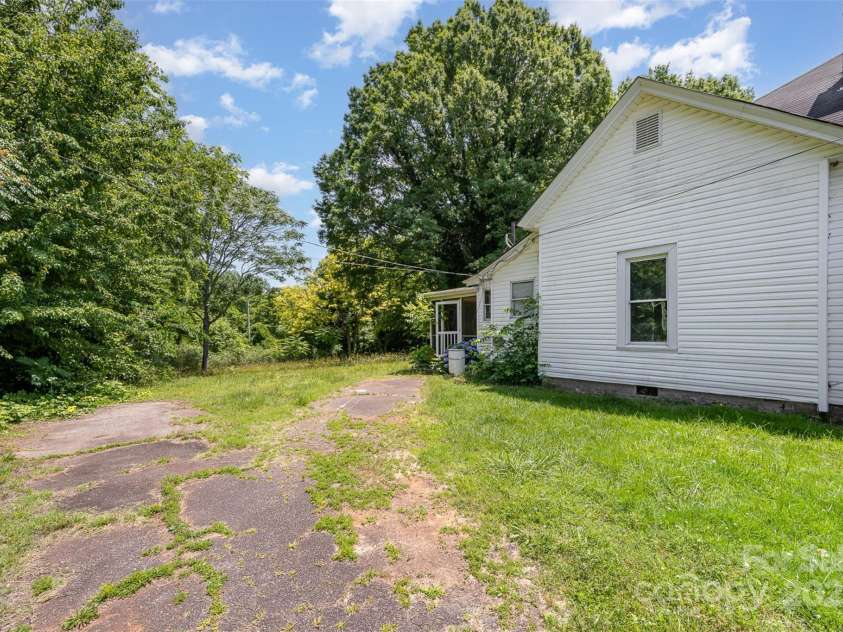 1637 College Avenue, Newton, NC 28658.  MLS# CAR4267245, YatesRealty ID 17301. 