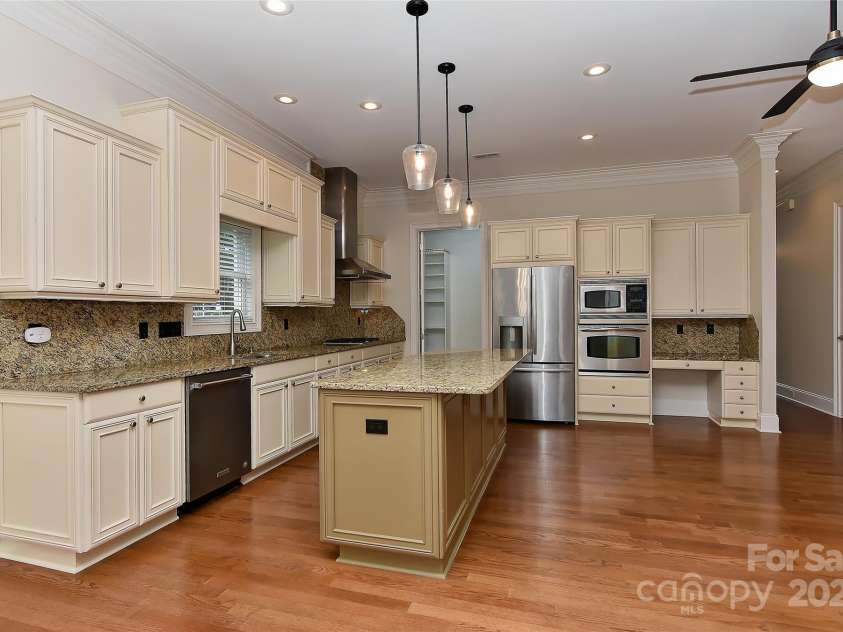 17210 Sulky Plough Road, Charlotte, NC 28277.  MLS# CAR4263867, YatesRealty ID 17305. Large granite island