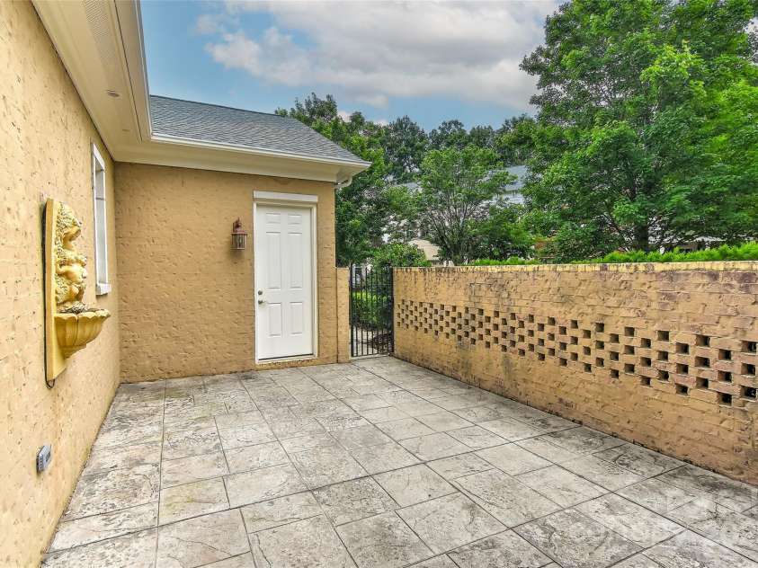17210 Sulky Plough Road, Charlotte, NC 28277.  MLS# CAR4263867, YatesRealty ID 17305. Private courtyard
