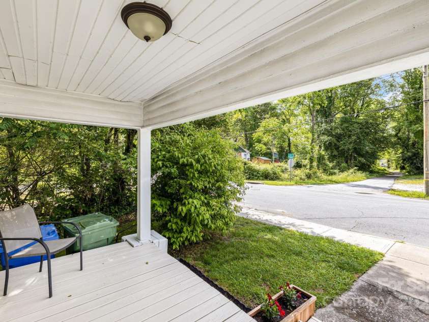 725 1st Avenue, Hendersonville, NC 28739.  MLS# CAR4260106, YatesRealty ID 17308. 