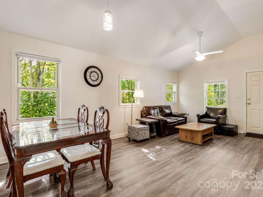 725 1st Avenue, Hendersonville, NC 28739.  MLS# CAR4260106, YatesRealty ID 17308. 