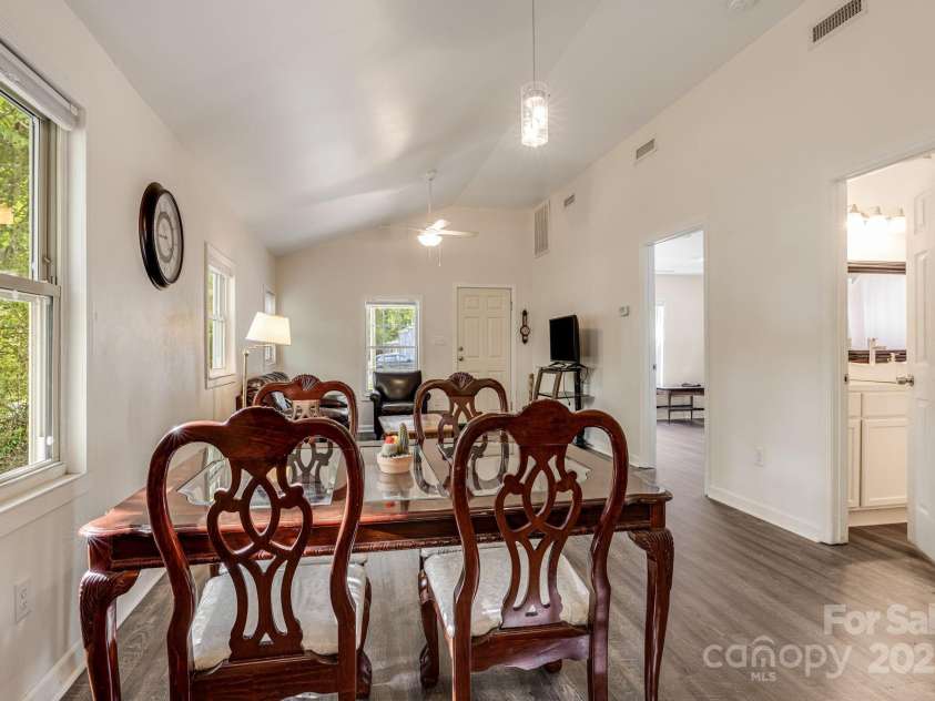 725 1st Avenue, Hendersonville, NC 28739.  MLS# CAR4260106, YatesRealty ID 17308. 