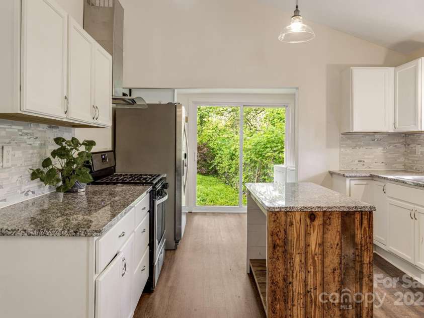 725 1st Avenue, Hendersonville, NC 28739.  MLS# CAR4260106, YatesRealty ID 17308. 