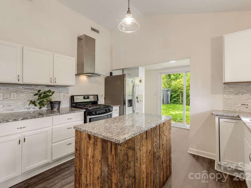 725 1st Avenue, Hendersonville, NC 28739.  MLS# CAR4260106, YatesRealty ID 17308. 