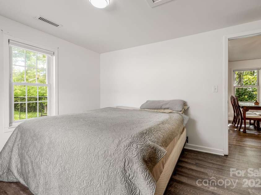 725 1st Avenue, Hendersonville, NC 28739.  MLS# CAR4260106, YatesRealty ID 17308. 