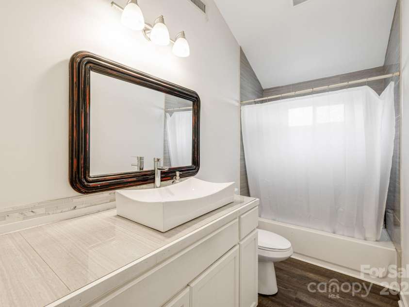 725 1st Avenue, Hendersonville, NC 28739.  MLS# CAR4260106, YatesRealty ID 17308. 