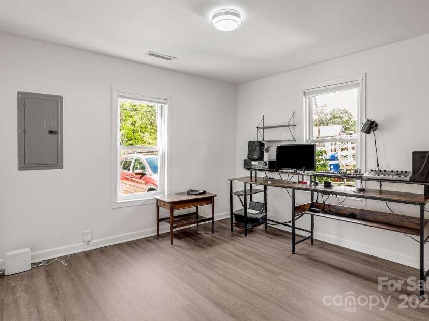 725 1st Avenue, Hendersonville, NC 28739.  MLS# CAR4260106, YatesRealty ID 17308. 