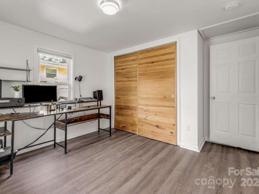 725 1st Avenue, Hendersonville, NC 28739.  MLS# CAR4260106, YatesRealty ID 17308. 