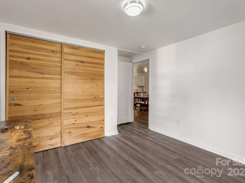 725 1st Avenue, Hendersonville, NC 28739.  MLS# CAR4260106, YatesRealty ID 17308. 