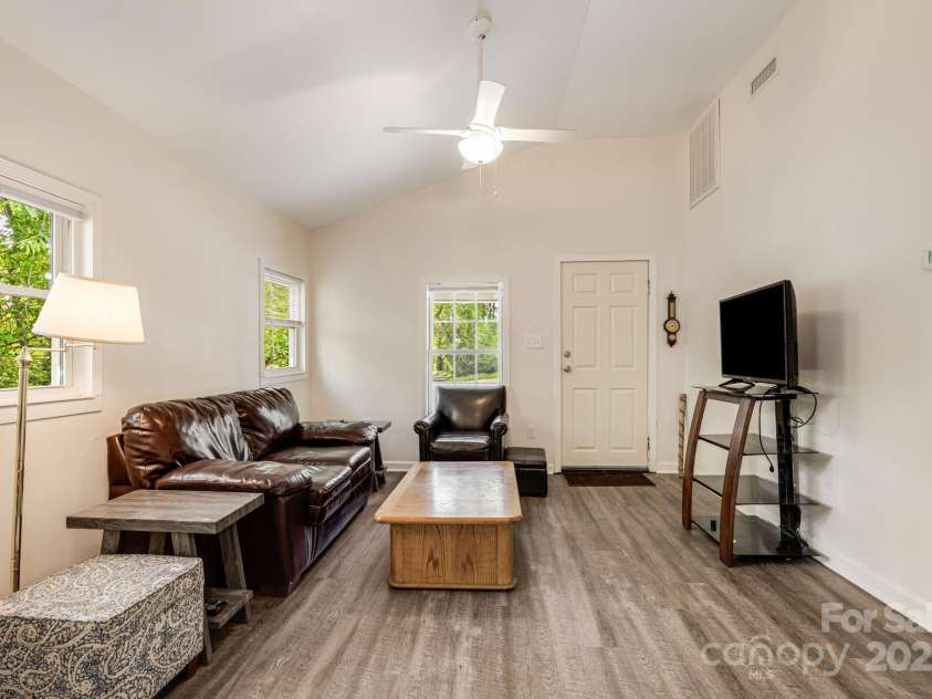 725 1st Avenue, Hendersonville, NC 28739.  MLS# CAR4260106, YatesRealty ID 17308. 