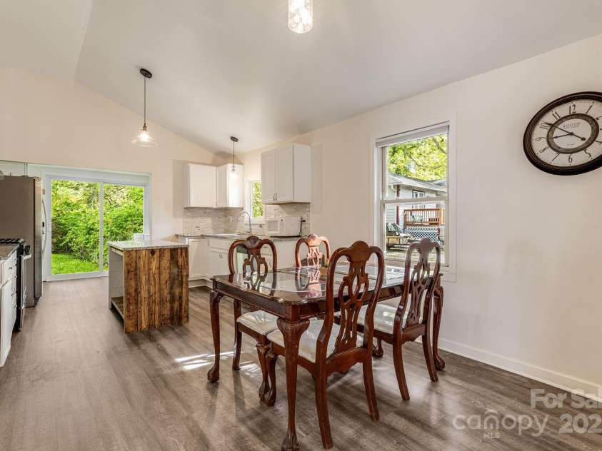 725 1st Avenue, Hendersonville, NC 28739.  MLS# CAR4260106, YatesRealty ID 17308. Dining/Kitchen